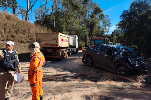 Picape invade contramão e bate de frente com carreta na BR-356