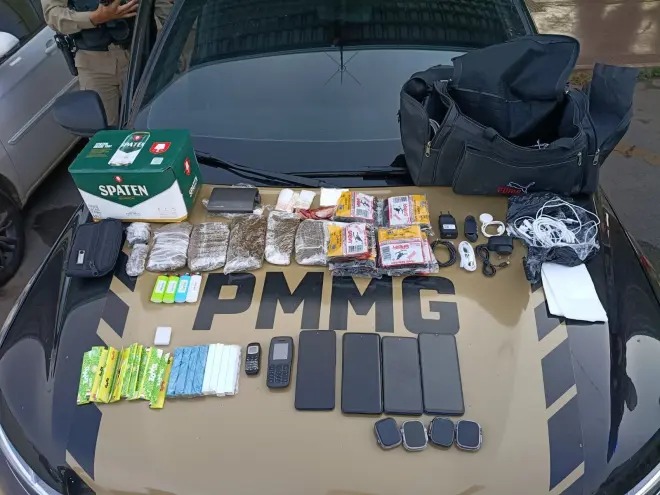 Policial penal é preso, em Cachoeira do Campo, com drogas e celulares que seriam entregues a detento em Ouro Preto