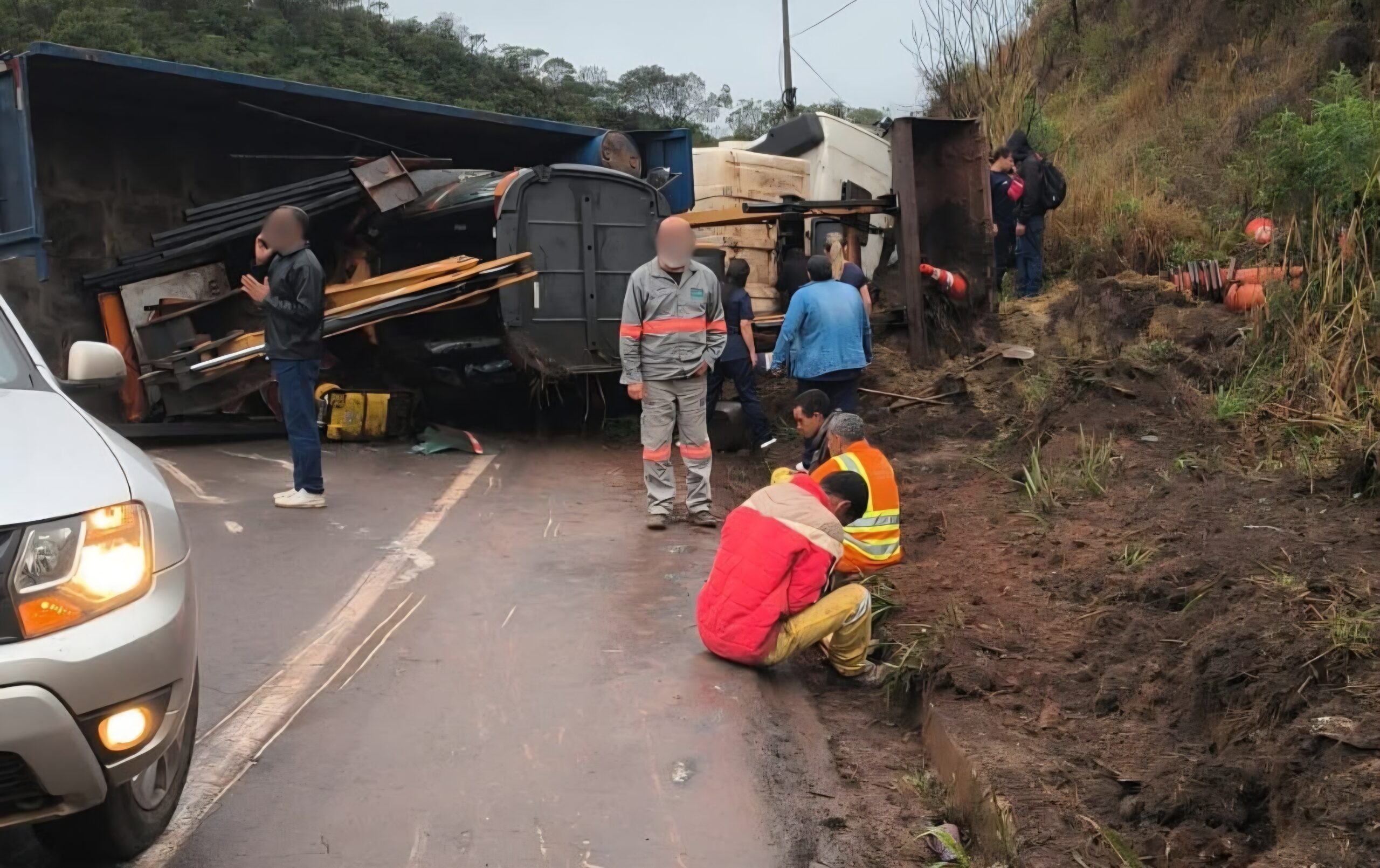Caminhão tomba na BR-356, entre Ouro Preto e Mariana, e deixa seis feridos