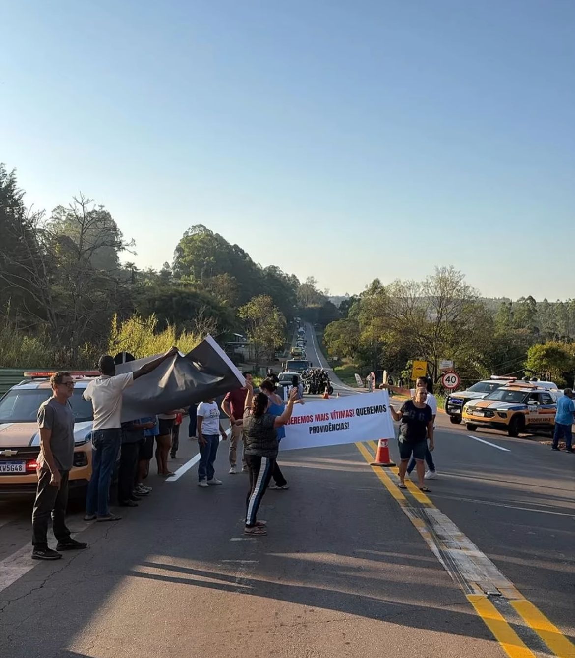 Moradores de Coelhos protestam na BR-356 e cobram medidas para aumentar segurança 