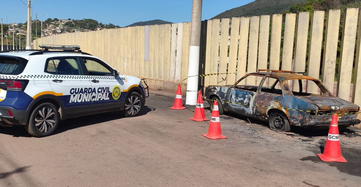 Motorista sem CNH e sob efeito de álcool ateia fogo no próprio carro durante abordagem da GCM em Itabirito