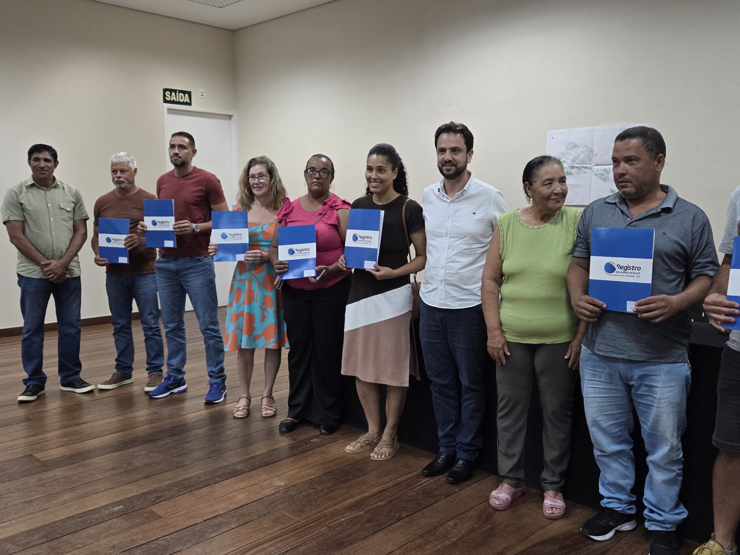 Após 33 anos, moradores do Alto do Rosário recebem títulos de imóveis em Mariana