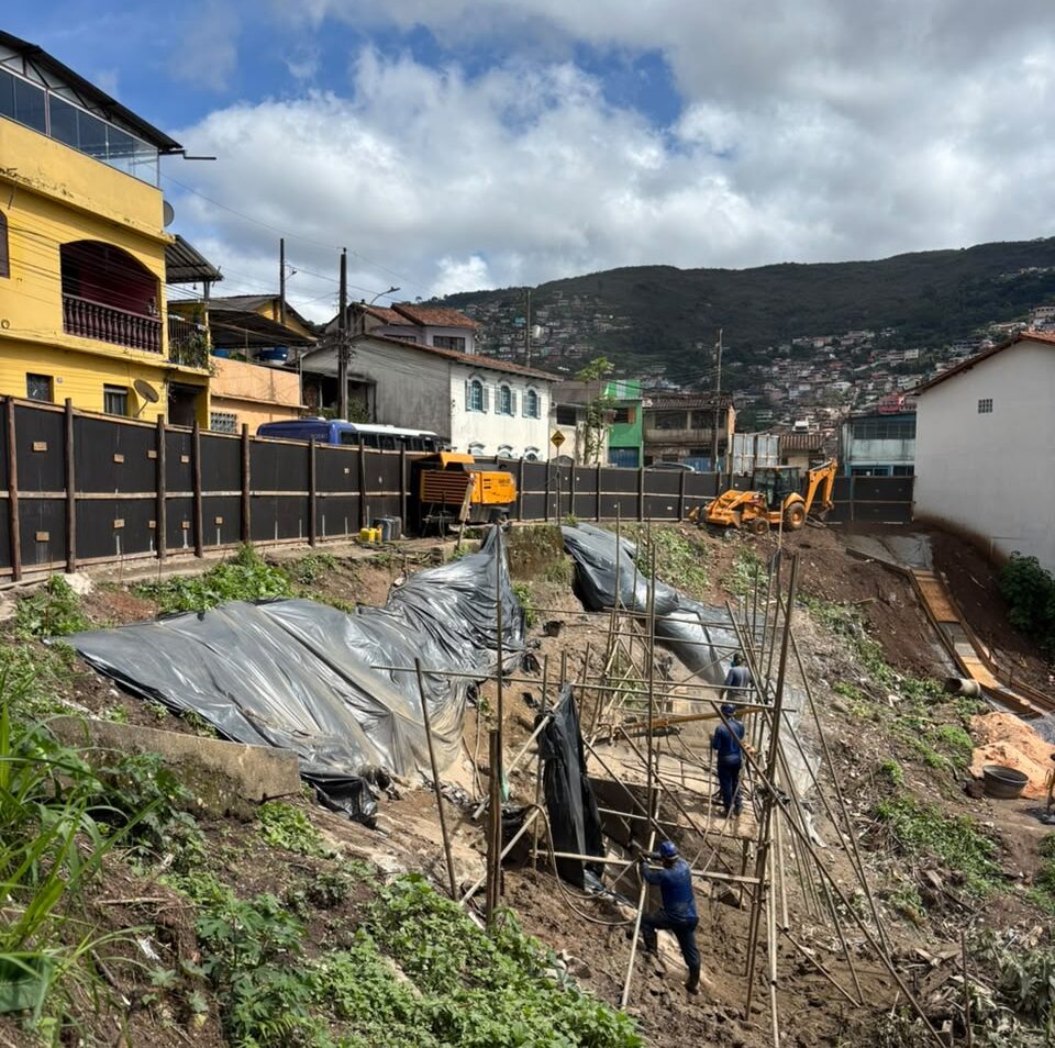 Contenção com mais de 90 metros avança na Rua Vereador José Teixeira, no Santa Cruz