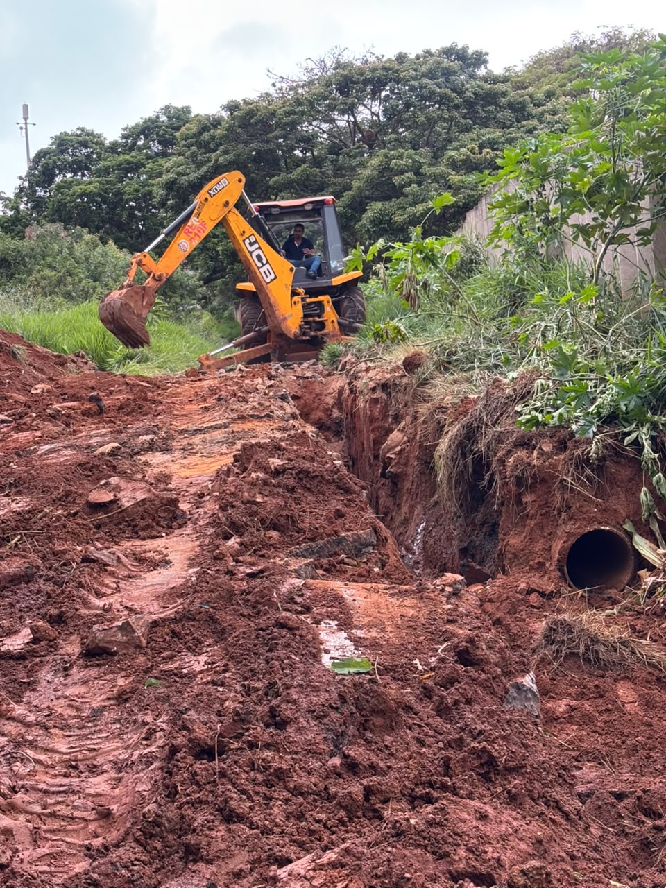 Obra substitui 100 metros de redes de drenagem e esgoto no bairro Passa Dez, em Ouro Preto