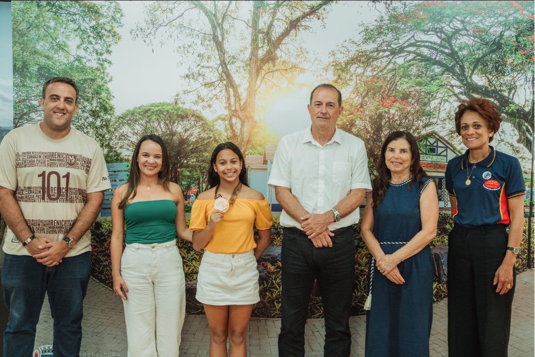 Do trampolim ao tatame: jovem Ana Júlia compartilha conquista no taekwondo em visita à Prefeitura de Itabirito