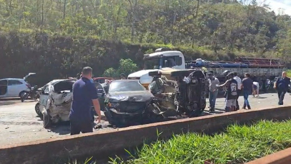 Engavetamento com cerca de 20 veículos interdita BR-040 no sentido Belo Horizonte